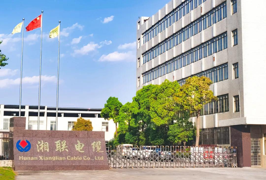 今日小雪，用一組湘聯(lián)小伙伴拍攝的美照來迎接廠區(qū)的冬天！